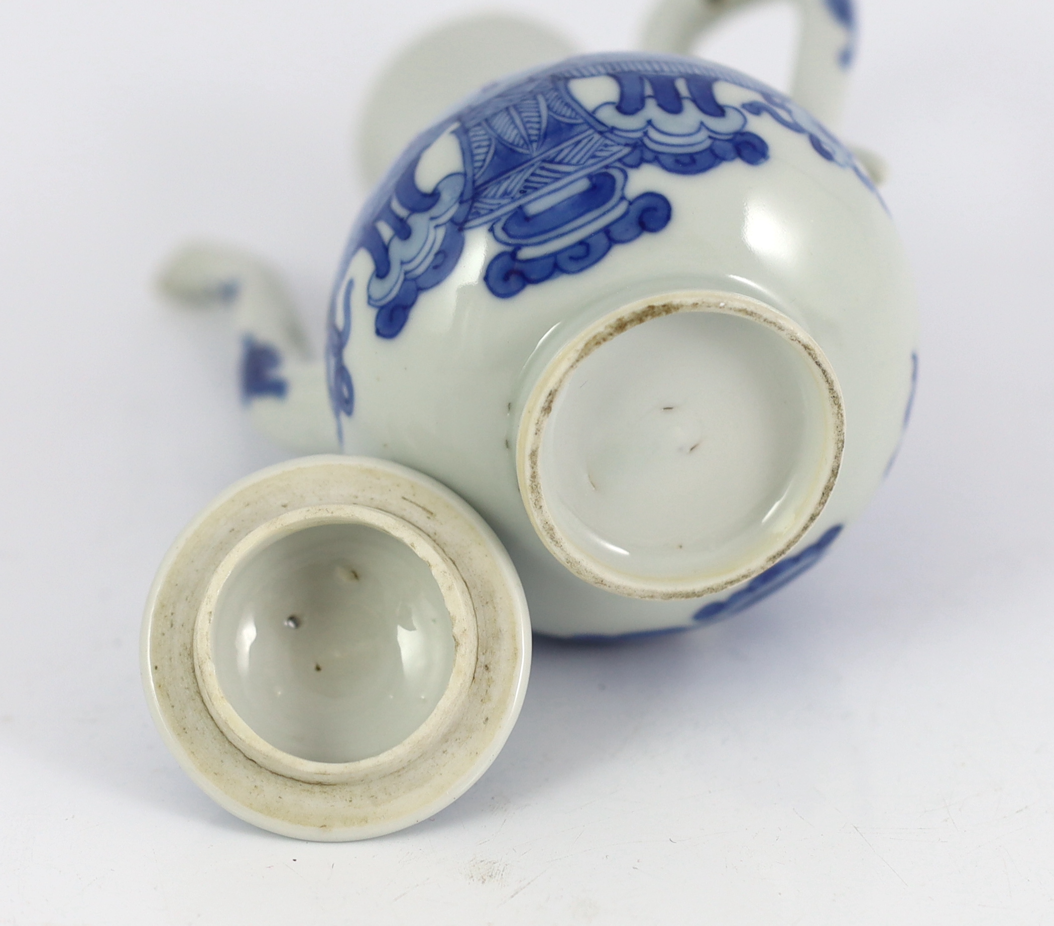 A Chinese blue and white wine ewer and cover, Kangxi period